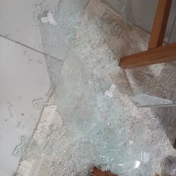 Siemens Buzdolabı Cam Rafı Temizlik Sırasında Tehlikeli Şekilde Kırıldı