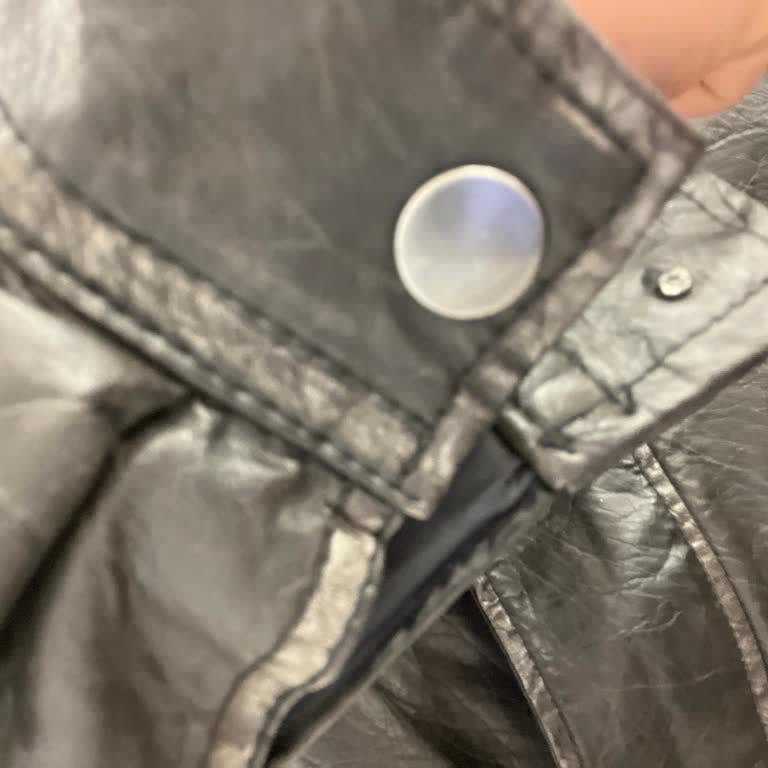 Satın Aldığım Suni Deri Ceketin Kol Düğmesi İlk Gün Koptu