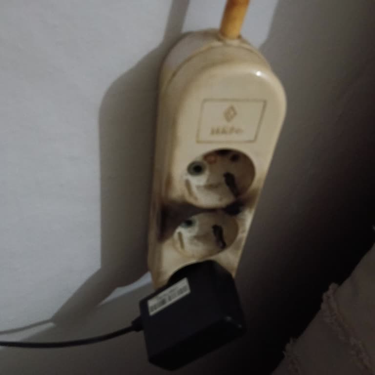 Yüksek Voltaj Sonrası Evimde Ve Camide Ciddi Maddi Zarar Oluştu