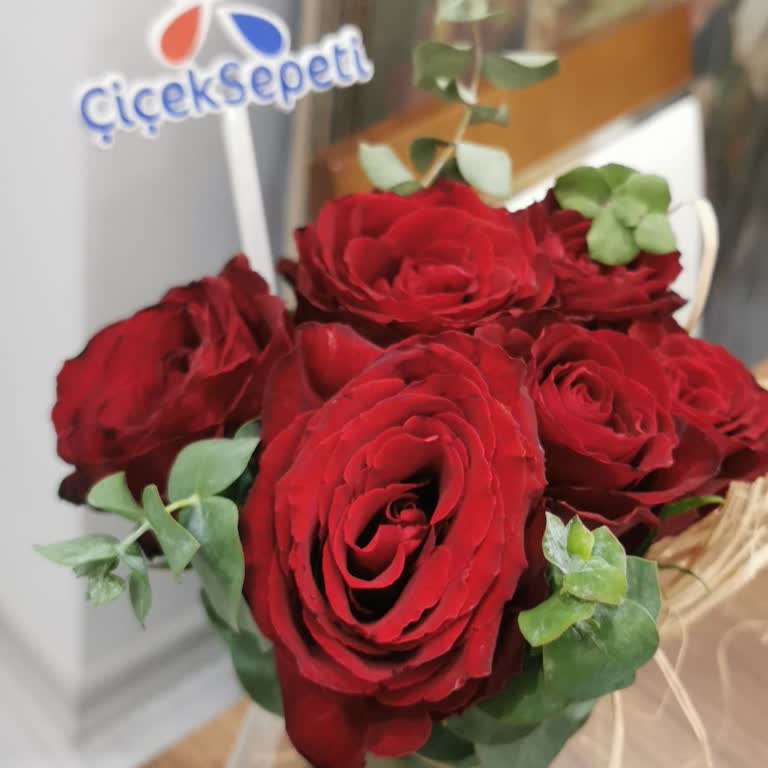 Geç Ve Solmuş Çiçek Teslimatıyla Öğretmenler Günü Sürprizi Mahvoldu