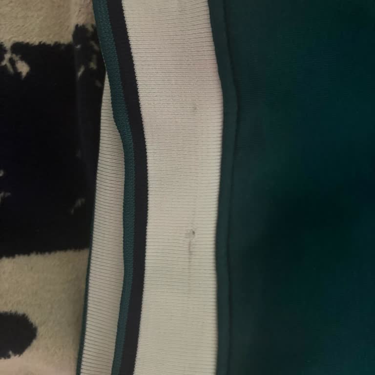 Küçük, Yırtık Ve Kirli Sweatler, İletişimsiz Firma!