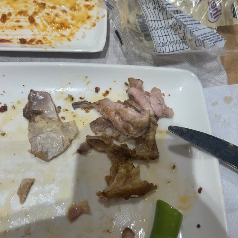 Çiğ Servis Edilen Tavuk Ve Yetersiz Personel İlgisi Nedeniyle Hayal Kırıklığı