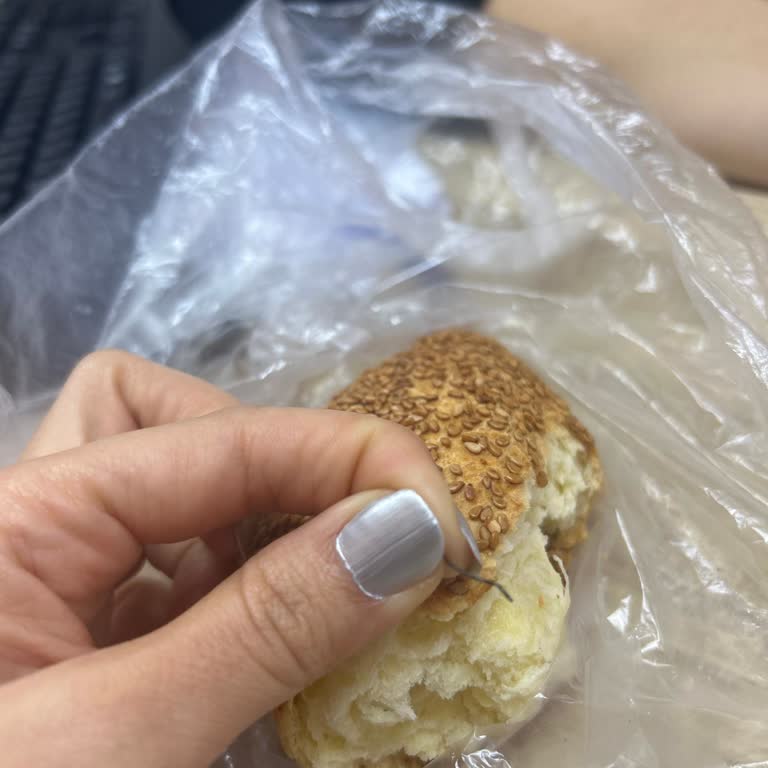 Görele Ekmek & Pide Poğaçanın İçinden Tel Çıktı