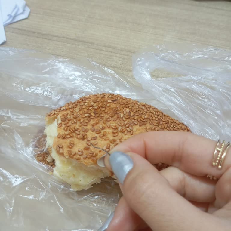 Poğaçadan Metal Tel Çıktı, Sağlığım Tehlikeye Girdi