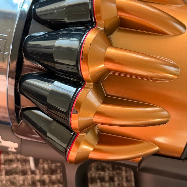 Sıfır Dyson V16 Süpürge Kusurlu Parçalarla Teslim Edildi, Değişim Reddedildi