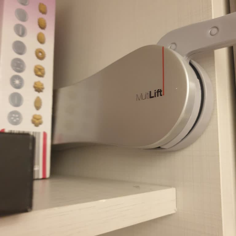 Yeni Evde Mutfak Dolabı Kapağı Kapanıyor, Güvenlik Endişesi Yaşıyorum