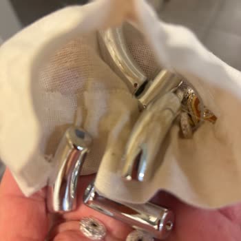 Kopuk Ve Hatalı Kolye, İletişimsizlik Ve Mağduriyet