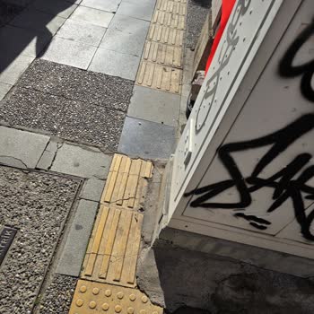 Görme Engelli Yolunu Kapatan Türk Telekom Port Kutusu