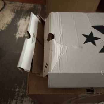 Yırtık Ve Parçalanmış Kutu İle Saygısız Teslimat Deneyimi