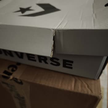 Yırtık Ve Parçalanmış Kutu İle Saygısız Teslimat Deneyimi