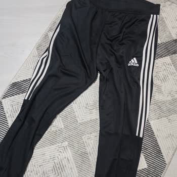 Recibí el producto incorrecto por Adidas, solicito solución o reembolso