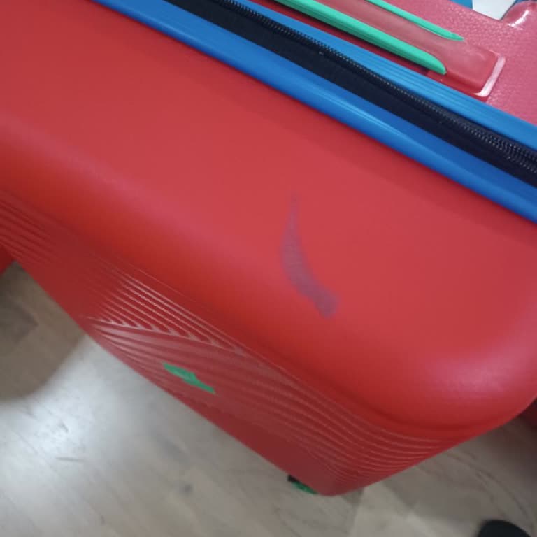 Defolu Valiz Seti Gönderildi, Satıcı Şikayetle İlgilenmedi