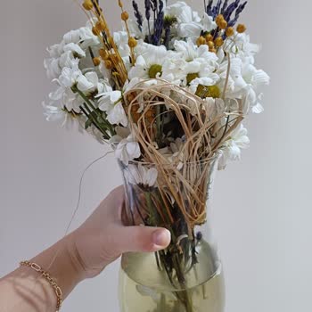 Öğretmenler Günü'nde Solmuş Ve Küflenmiş Çiçek Gönderimiyle Büyük Hayal Kırıklığı