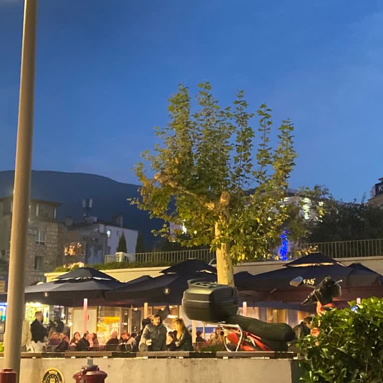 Burfaş Kafede Personelin Saygısız Ve Alaycı Davranışı