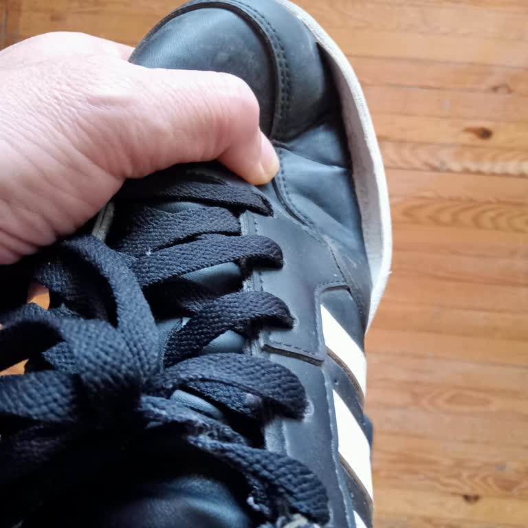 Adidas Hoops Ayakkabıda Kısa Sürede Deformasyon Ve İlgisiz Mağaza Yaklaşımı