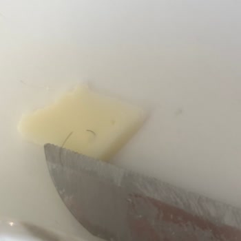 Sütaş Kaşar Peynirinde Kıl Çıkması: Güven Sarsan Hijyen Skandalı