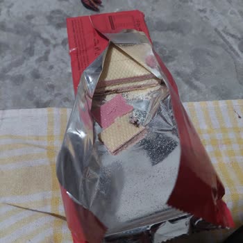 Aldığım Gofretin İçinden Çıkan Siyah Yabancı Maddeler Endişe Yarattı