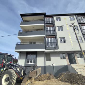 Apartman Girişini Engelleyen Elektrik Direği Sorununun Bir Yıldır Çözülememesi