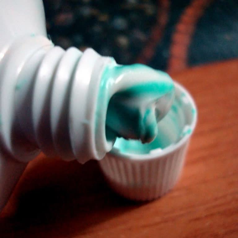Crema dental Colgate causa dolor en dientes y encías tras primer uso