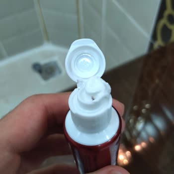 Colgate Optic White, encontré un insecto en mi producto dental