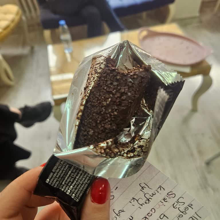 Son Kullanma Tarihi Geçmemiş Çikolatadan Zehirlenme Şüphesi