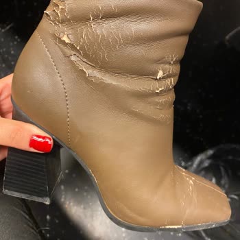 Mango Botum Kutuda Dururken Pul Pul Döküldü Ve Parçalandı