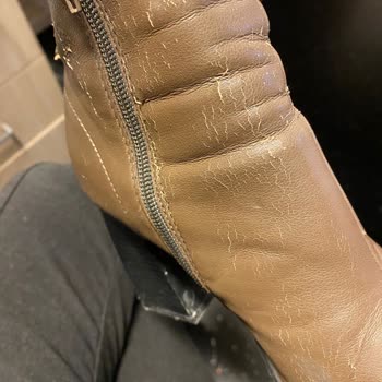 Mango Botum Kutuda Dururken Pul Pul Döküldü Ve Parçalandı