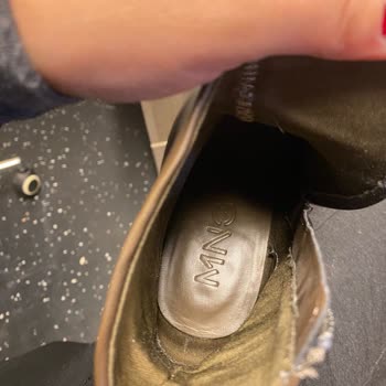 Mango Botum Kutuda Dururken Pul Pul Döküldü Ve Parçalandı