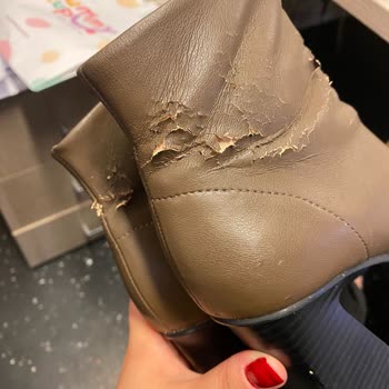 Mango Botum Kutuda Dururken Pul Pul Döküldü Ve Parçalandı