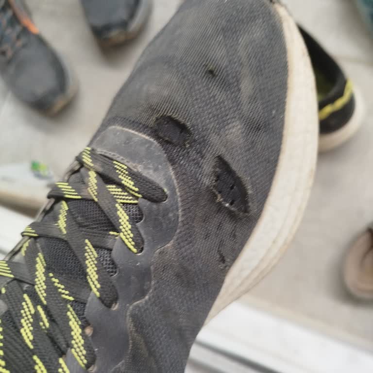 Kısa Sürede Yırtılan Ayakkabıma Değişim Talebim Reddedildi: Mağduriyetimin Giderilmesini İstiyorum