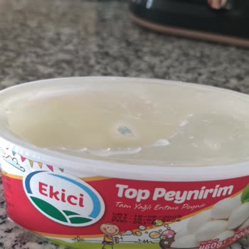 Taze Ürün Güvencesi Hayal Kırıklığına Dönüştü: Son Tüketim Tarihi Geçmemiş Peynirde Küf Şoku