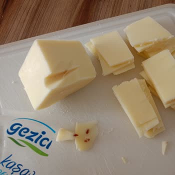 Kaşar Peynirinde Sert Ve Kahverengi Yabancı Parça İle Karşılaştım, Hijyen Endişesi Yaşadım