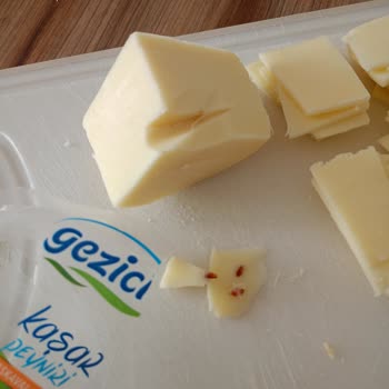 Kaşar Peynirinde Sert Ve Kahverengi Yabancı Parça İle Karşılaştım, Hijyen Endişesi Yaşadım