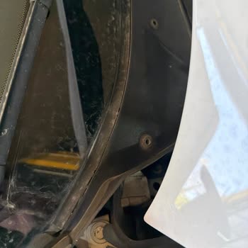 BMW 116i Ön Camı Kendiliğinden Çatladı Üretim Hatası Şüphesi