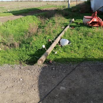 Devrilen Telefon Direkleri Yol Güvenliğini Tehdit Ediyor, Müdahale Bekleniyor