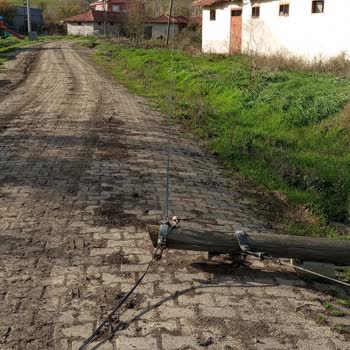 Devrilen Telefon Direkleri Yol Güvenliğini Tehdit Ediyor, Müdahale Bekleniyor