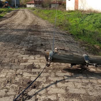 Devrilen Telefon Direkleri Yol Güvenliğini Tehdit Ediyor, Müdahale Bekleniyor