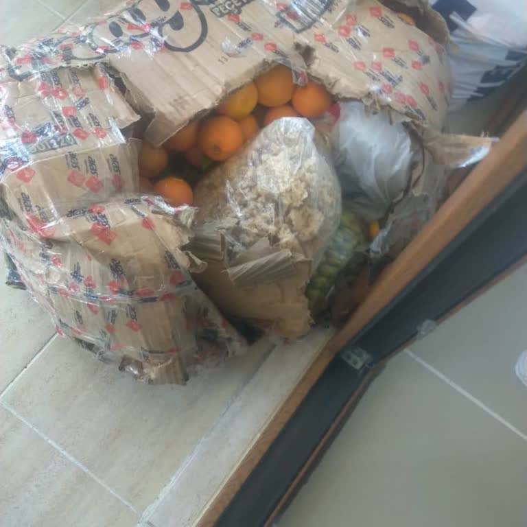 Aras Kargo İle Gelen Koli Parçalandı, Mandalinalar Zarar Gördü