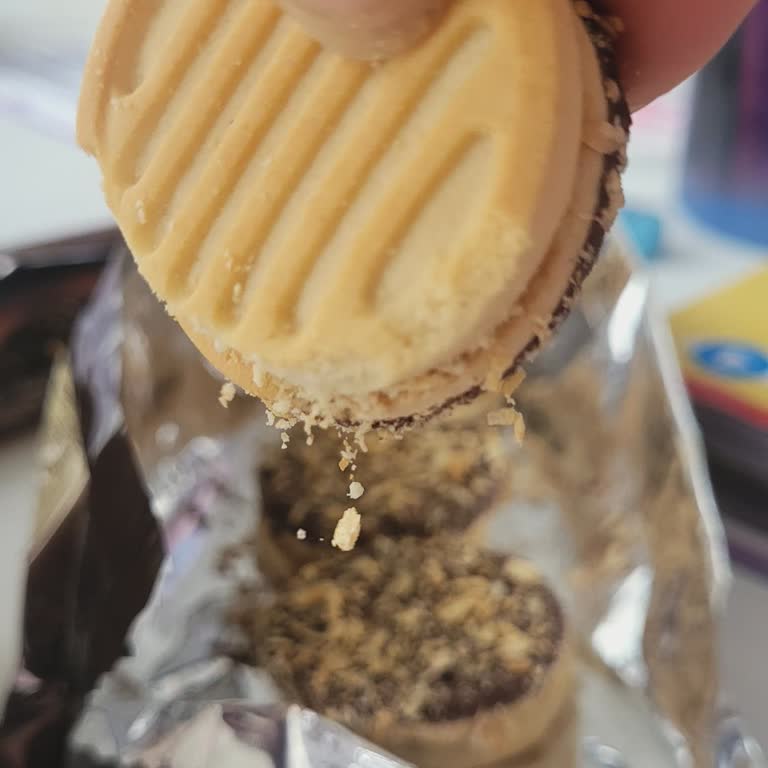 Eti Combo Bisküvisinde Yabancı Madde Şoku: Güvenim Sarsıldı