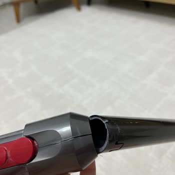 Probleme mit Filterwarnung und gebrochener Rohrverbindung beim Dyson V12