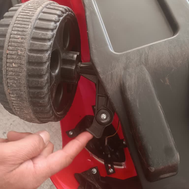 Akülü Arabanın Tekerleği Kısa Sürede Kırıldı Mağduriyet Yaşıyoruz