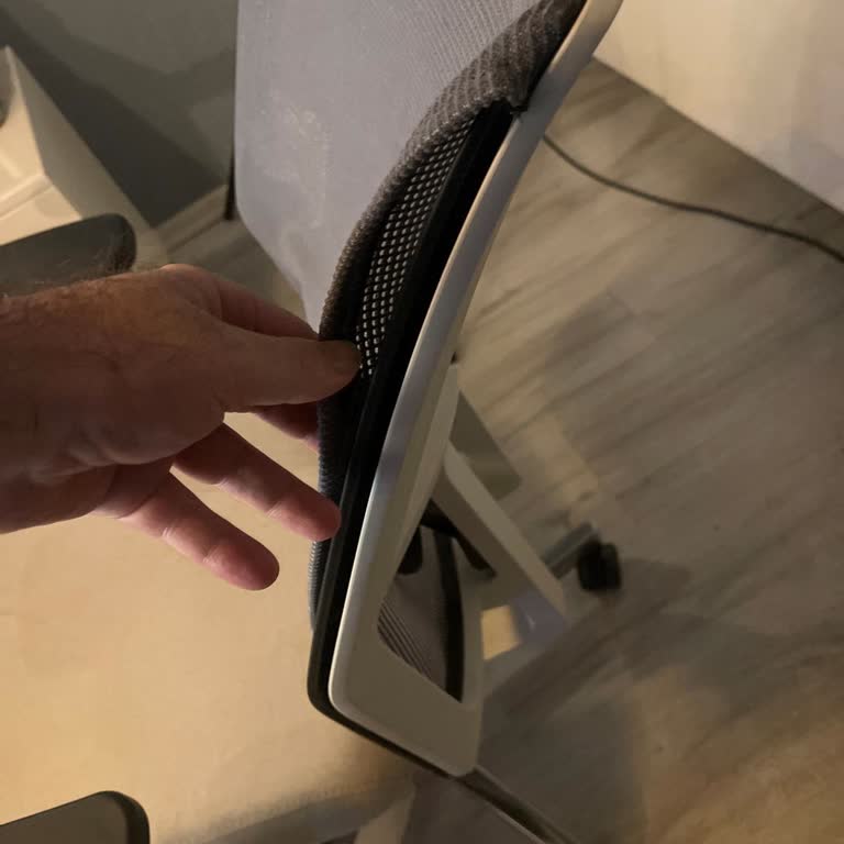 Yüksek Fiyatlı Sandalyede Kumaş Sorunu Ve Yetersiz Müşteri Hizmeti