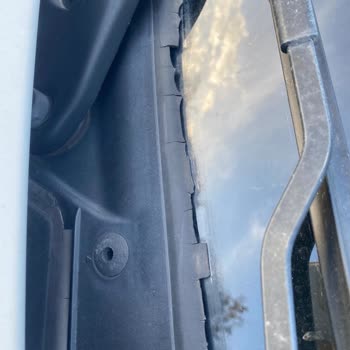 BMW 116d Ön Cam Altı Plastik Parçada Erken Deformasyon Ve Ücretsiz Değişim Talebi