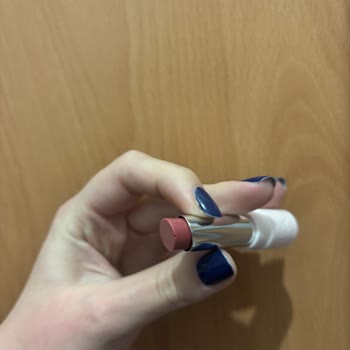 Aldığım Rujun Üzerinde Baloncuklar Ve Deformasyon Var, Değişim İstiyorum