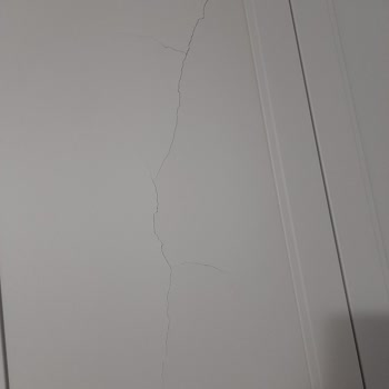 Sıfır Alınan Gardırobun Kırık Ve Hasarlı Gelmesi, Çözümde İlgisizlik Yaşanması