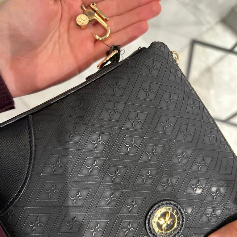 Kısa Sürede Deforme Olan Çanta Ve Mağaza Personelinin Olumsuz Yaklaşımı