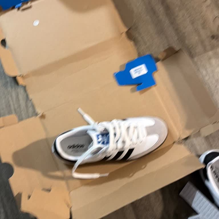 Hediye Olarak Aldığım Ayakkabı Yırtık Ve Özensiz Kutuda Teslim Edildi
