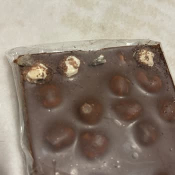 Aldığım Çikolatadan Kurt Ve Kelebek Çıktı: Gıda Güvenliği Tehlikesi!