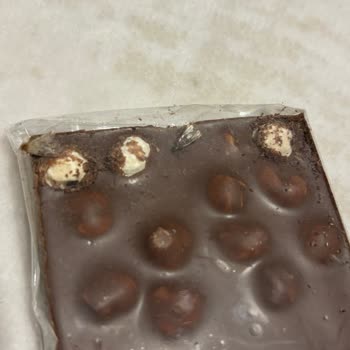 Aldığım Çikolatadan Kurt Ve Kelebek Çıktı: Gıda Güvenliği Tehlikesi!