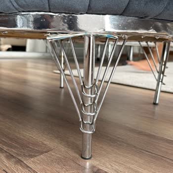 Çarşı Pazar Mobilya Dünyası Koltuğun Ayaklarının Birçoğunun Yamuk Ve Kırık Olması